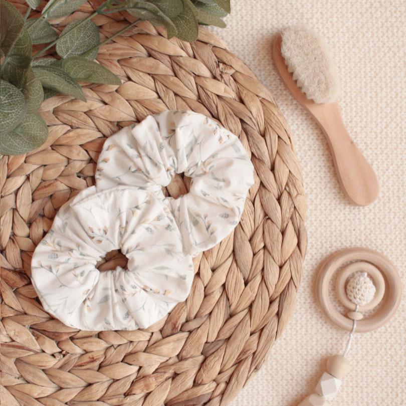 Gumička do vlasov – mätová scrunchie scrunchie, gumička do vlasov, darček pre mamičku, darček pri narodení, darček pre novorodenca