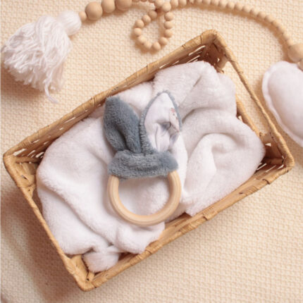 hryzátko, darček pre bábätko, darček pre novorodenca, darček pri narodení, drevené hryzátko, hryzátko zajačik