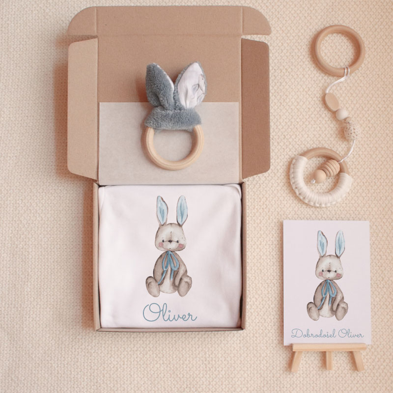 Hop Hop Zajček telegram, telegram ob rojstvu, telegram v porodnišnico, darilo ob rojstvu, darilo za novorojenčka, paket ob rojstvu, paket v porodnišnico, personalizirano darilo, personaliziran bodi, grafika, grafika z rojstnimi podatki, čestitka, čestitka ob rojstvu